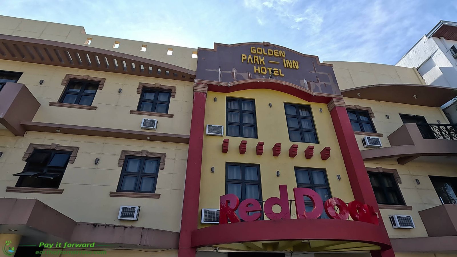 We review RedDoorz Golden Park Hotel in Santa Fe Luzon